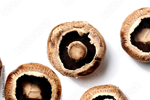 Foto Fresh portobello mushrooms with visible gills underneath.
