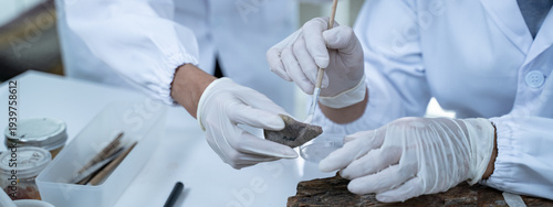 Fotografia In the laboratory, research equipment rests on the table as scientists analyze rock samples, using advanced geology techniques to make groundbreaking discoveries in science