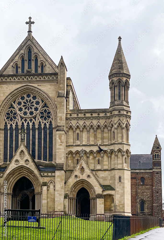Obraz premium St. Albans Cathedral, a historic English abbey church featuring impressive Gothic architecture and religious symbolism