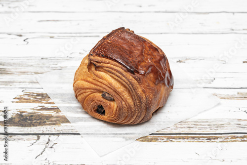 Tableau sur toile A single-shot sequence showing a hand unfolding the layers of the pastry, releasing the aroma of butter and chocolate, culminating in a bite that promises pure bliss