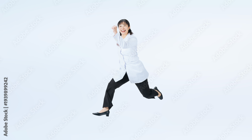 Fototapeta premium ジャンプする白衣の女性の全身写真（切り抜き背景透過PNGも販売しております。↓作成者リンクから「PNG」で検索してください）
