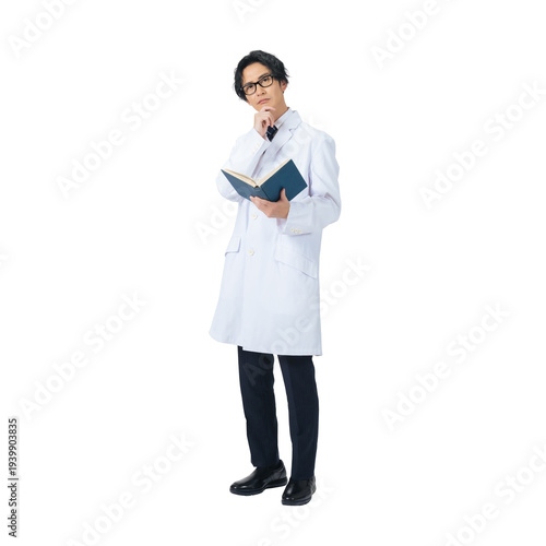 悩む白衣の男性　手作業で精密に切り抜いた背景透過全身写真PNG