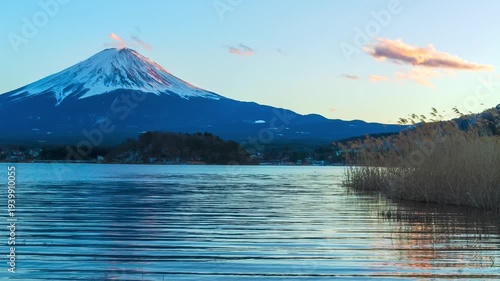夕暮れの富士山と河口湖（タイムラプス・ズームアウト）　山梨県富士河口湖町大石公園にて