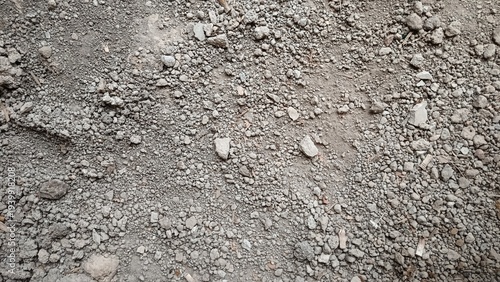 Foto The ground surface is small rocks and dry gray gravel, with a rough and uneven t