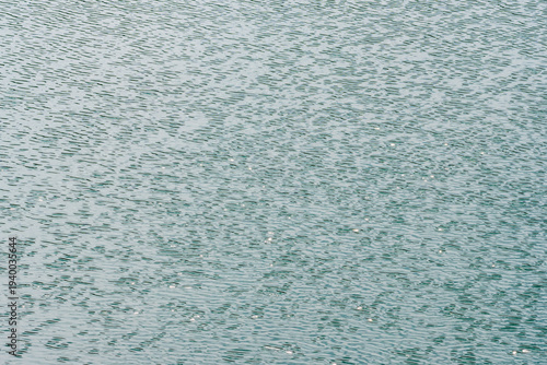 春の湖水に風が模様を作る01