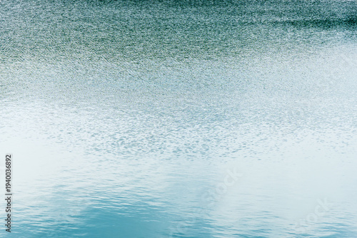 春の湖水に風が模様を作る04