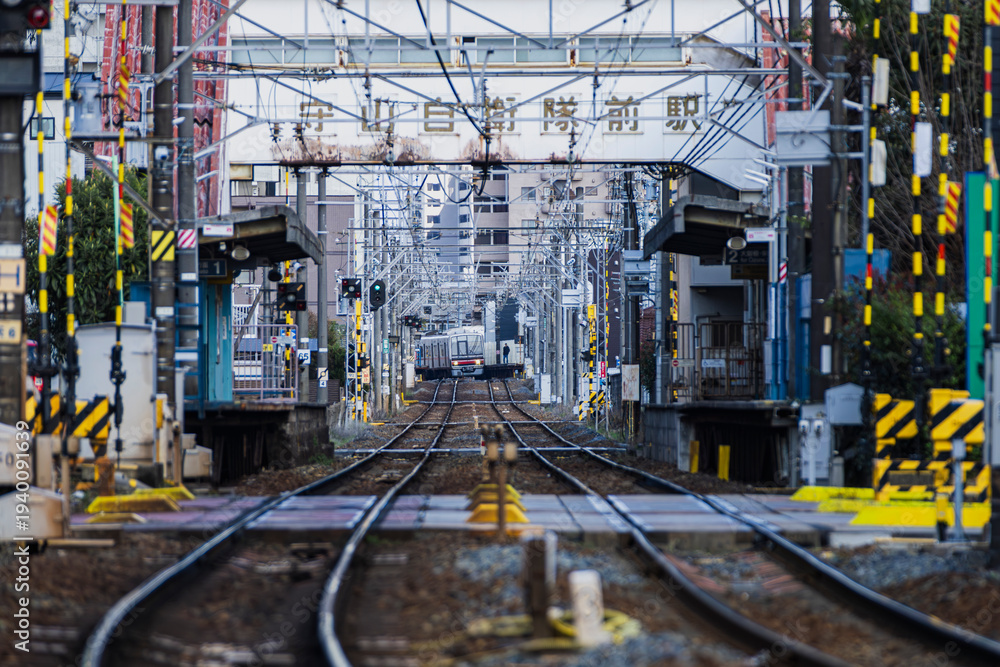 Obraz premium 名鉄瀬戸線の線路と駅周辺の風景