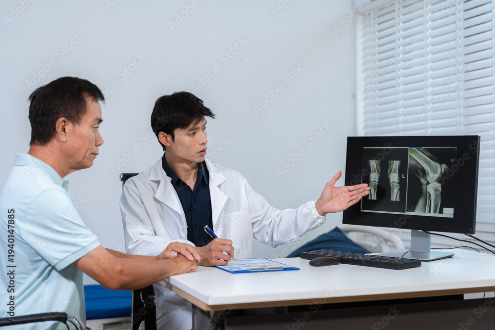 Obraz premium Male doctor specialists in treatment the process of osteoarthritis and knee arthroplasty after x-ray, doctors explaining symptoms and treatment to patients.