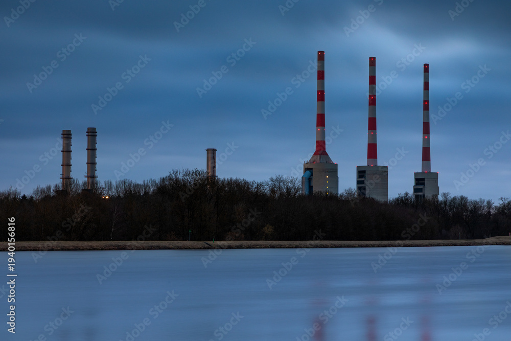 Fototapeta premium Gaskraftwerk Irsching bei Vohburg an der Donau im Abendlicht