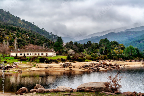 Embalse del Burguillo y casas rurales