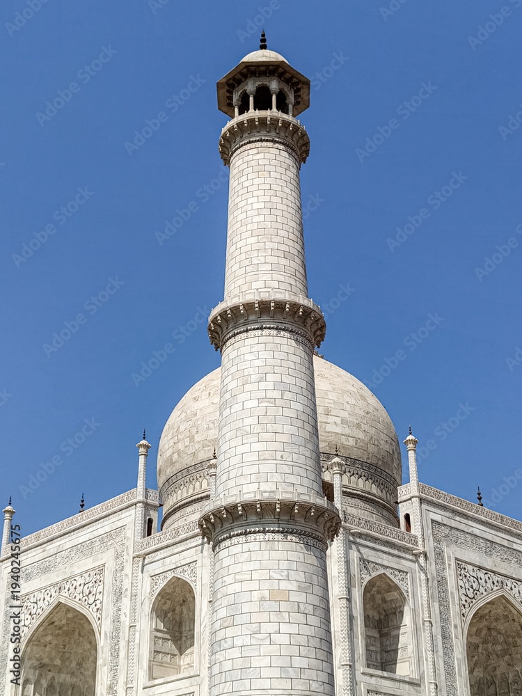 Obraz premium Taj Mahal Minaret and Dome Against Blue Sky – Iconic Mughal Architecture India