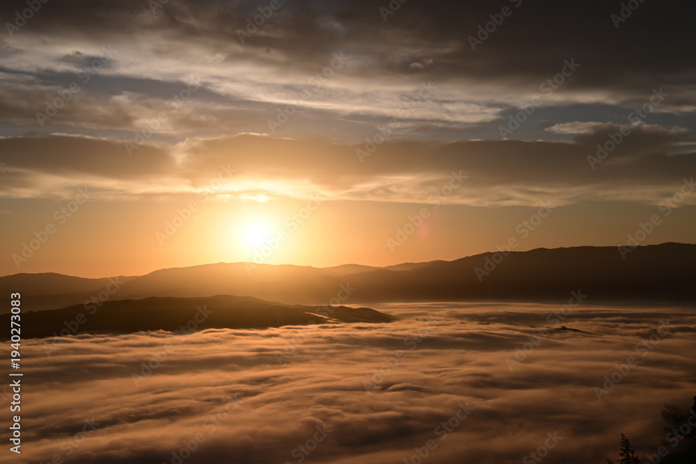 Obraz premium stunning sunrise between the fog and clouds in the coastal mountains