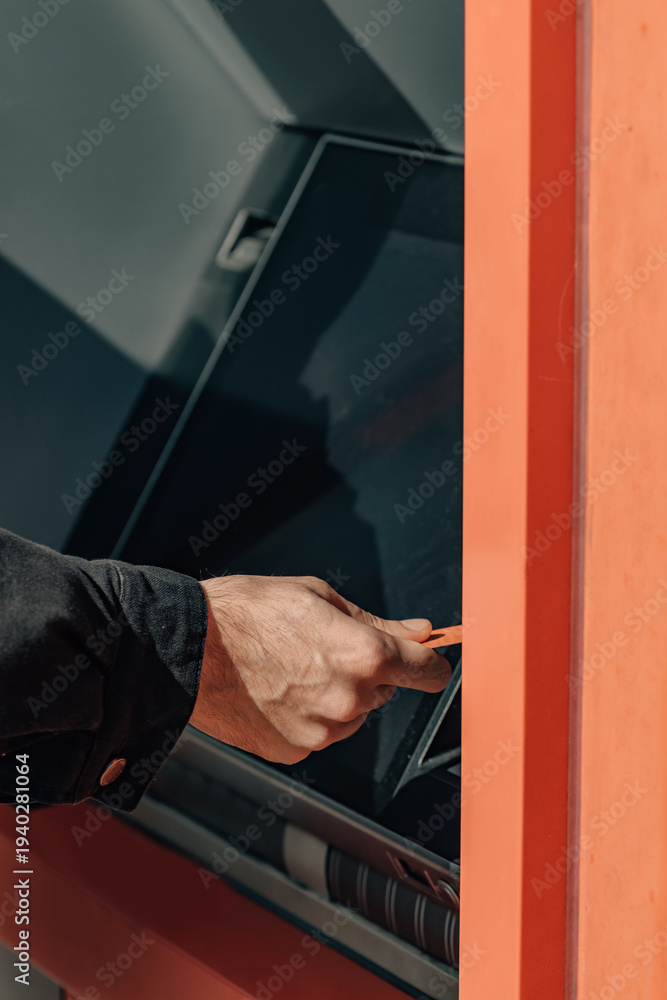 Obraz premium hand with credit card at the bank ATM