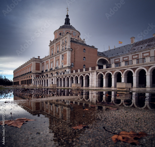 palacio aranjuez otoño con reflejos en los charcos