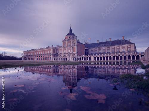 palacio aranjuez otoño con reflejos en los charcos
