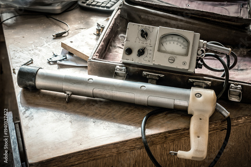 Obraz na płótnie Old radiation measurement with radiation survey meter
