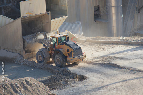 excavadora cargadora en fabrica