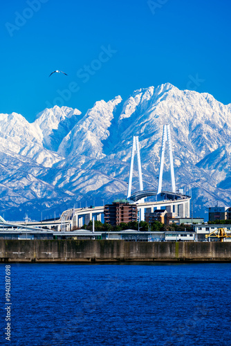奈呉の浦大橋から眺める新湊大橋と立山連峰の絶景