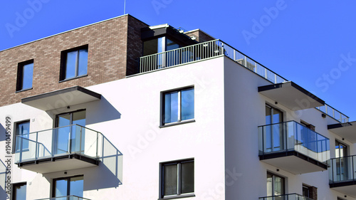 Canvastavla Modern apartment buildings on a sunny day with a blue sky