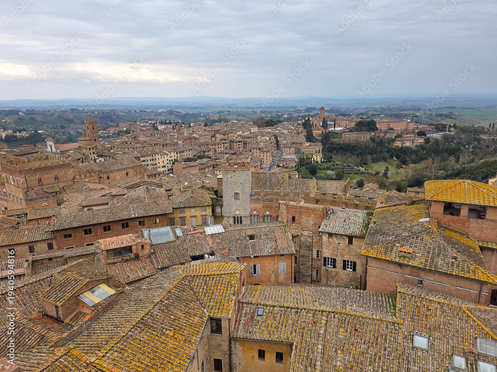 Obraz premium Panoramic view of Siena's medieval city center with terracotta rooftops and the Tuscan landscape, Italy