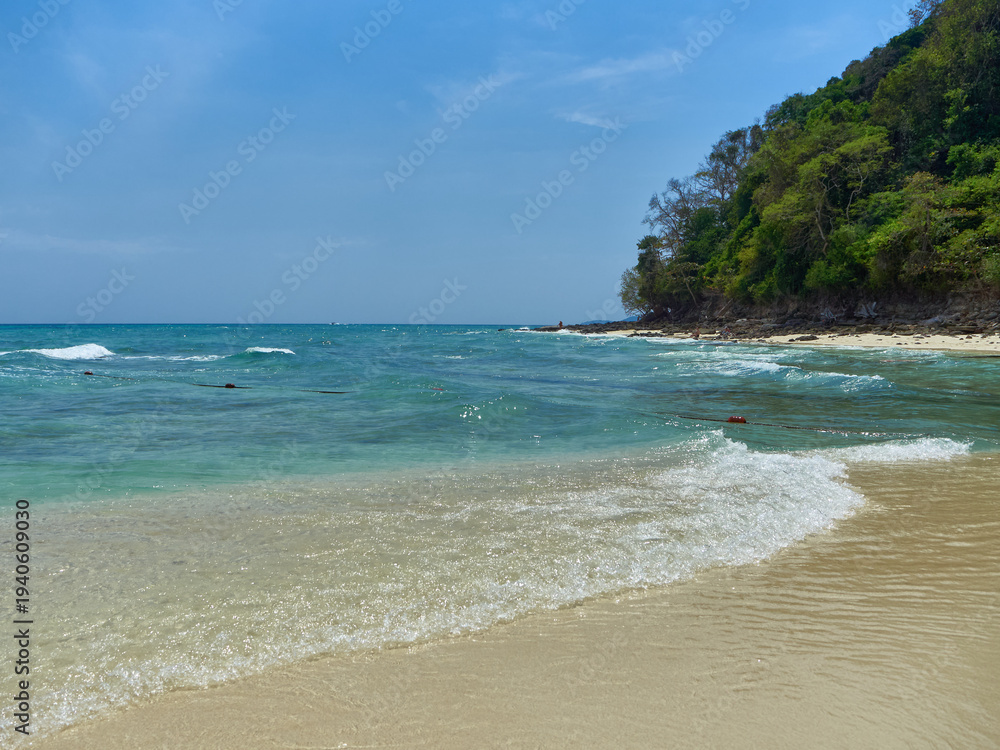 Obraz premium One of the many beaches of the Phi Phi Islands in Thailand, a stunning paradise, incomparably beautiful sea, pristine tropical nature