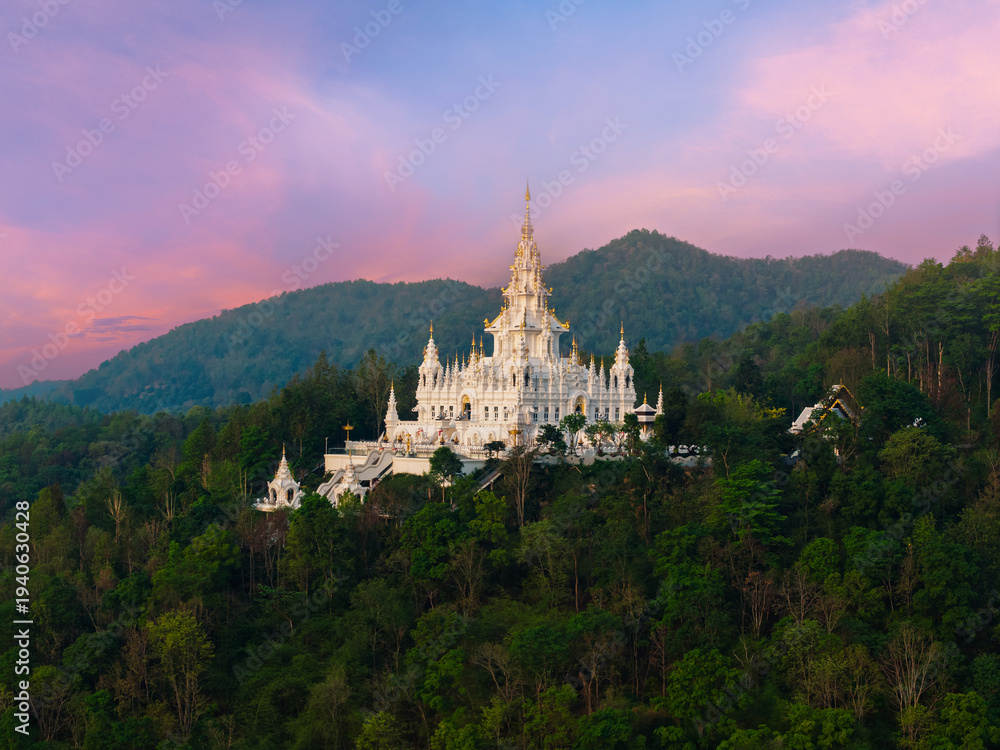 Obraz premium White pagoda Loha Prasat Sri Mueang Pong temple in Chiang Mai, Thailand