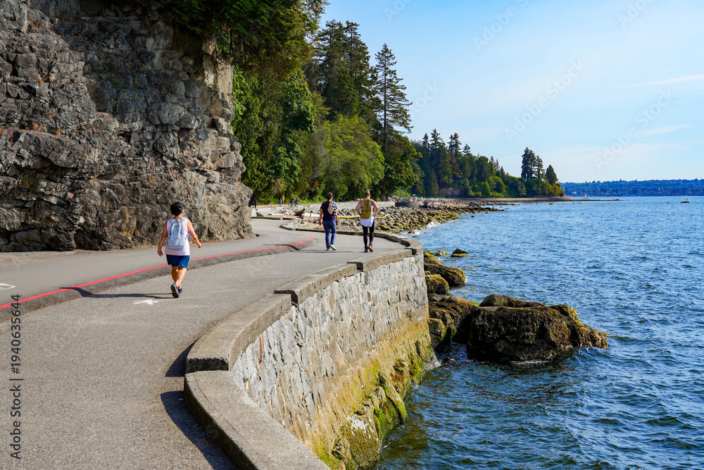 Naklejka premium Vancouver Seawall on the coast of English Bay in Stanley Park, British Columbia, Canada