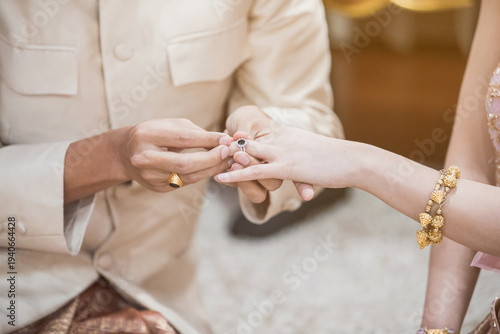 Fotografie The couple exchange rings in Traditional Thai Costumes