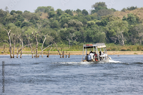 Fotografía Tourists enjoying a sunset cruise on the Zambezi River in Zimbabwe in Africa