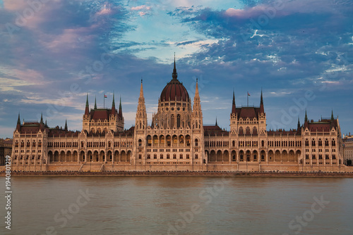 Ungarisches Parlament am Tag