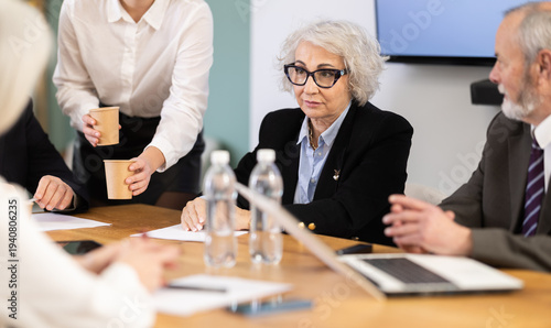 Photos Mature business community gathering to carrying out round table meeting, chatting, talking and disputing