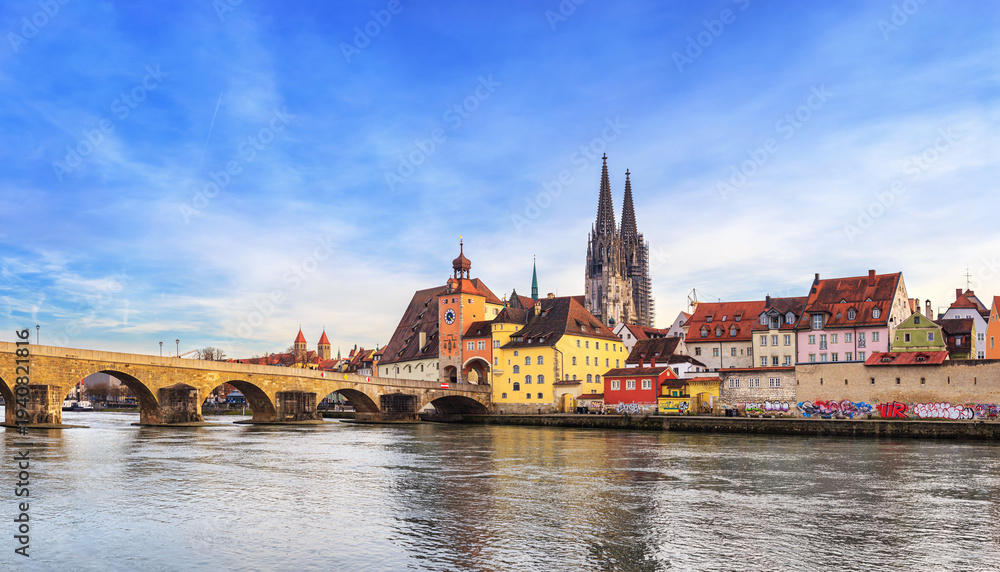 Obraz premium Cityscape - view of the Old Town of Regensburg with the Stone Bridge and the St. Peter's Cathedral, Bavaria, Germany