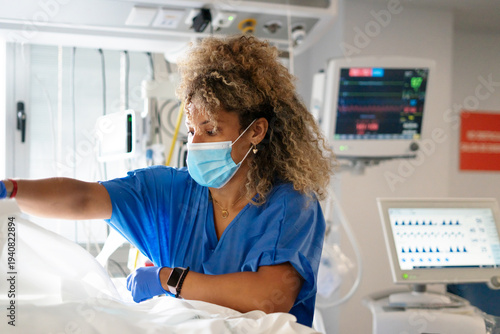 Konstfotografi Female nurse working in an intensive care unit