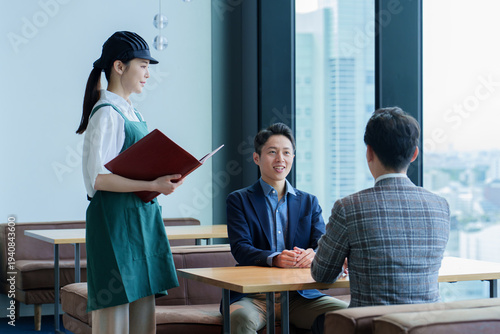 Wallpaper Mural レストランで働く女性スタッフ Torontodigital.ca