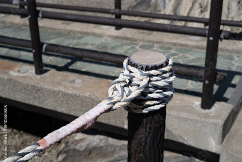 Принти на полотні Mooring rope tied around harbor post
港の係留柱に巻かれたロープ
