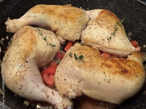Cuisses de poulet poêlées aux tomates et au thym. Poulet à la provençale.