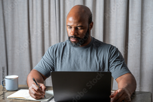 Bild auf Leinwand African American entrepreneur planning business strategy while working from home