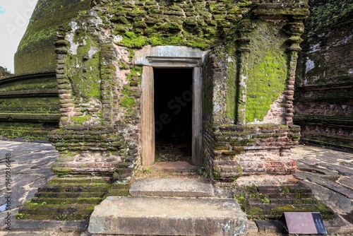 Schilderij op canvas Ancient Moss-Covered Stone Entrance of a Buddhist Dagoba in Polonnaruwa, Sri Lan