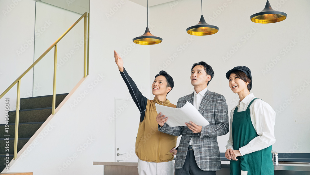 Obraz premium 店舗施設で打ち合わせする店員・設計士・作業員