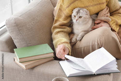 Young woman with cute cat r...