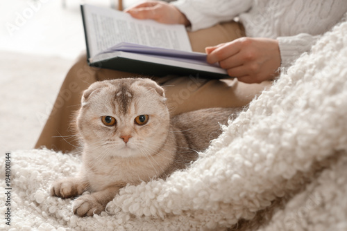 Young woman with cute cat r...