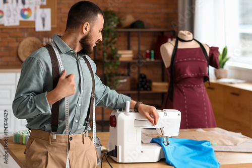 Male tailor working with se...