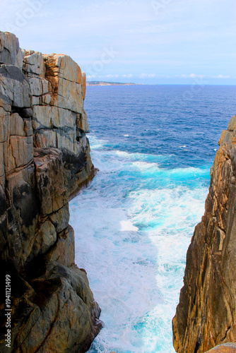 Foto Dramatic Granite Cliffs and Turquoise Ocean at The Gap, Albany, Western Australi