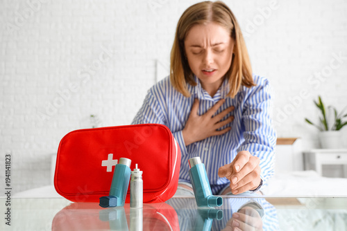 Young woman with asthma att...