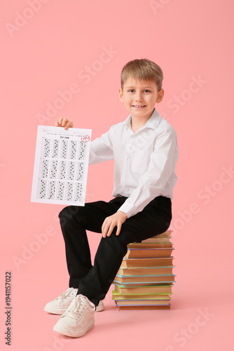 Happy schoolboy with good r...