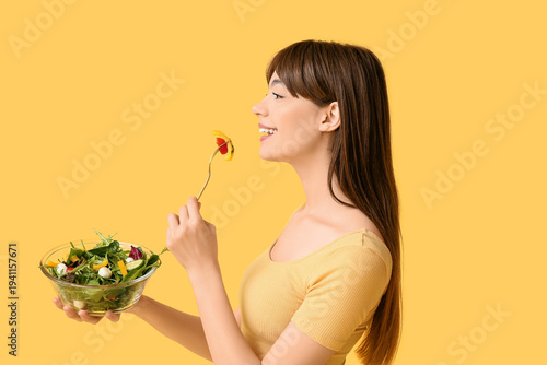 Young woman eating fresh ve...