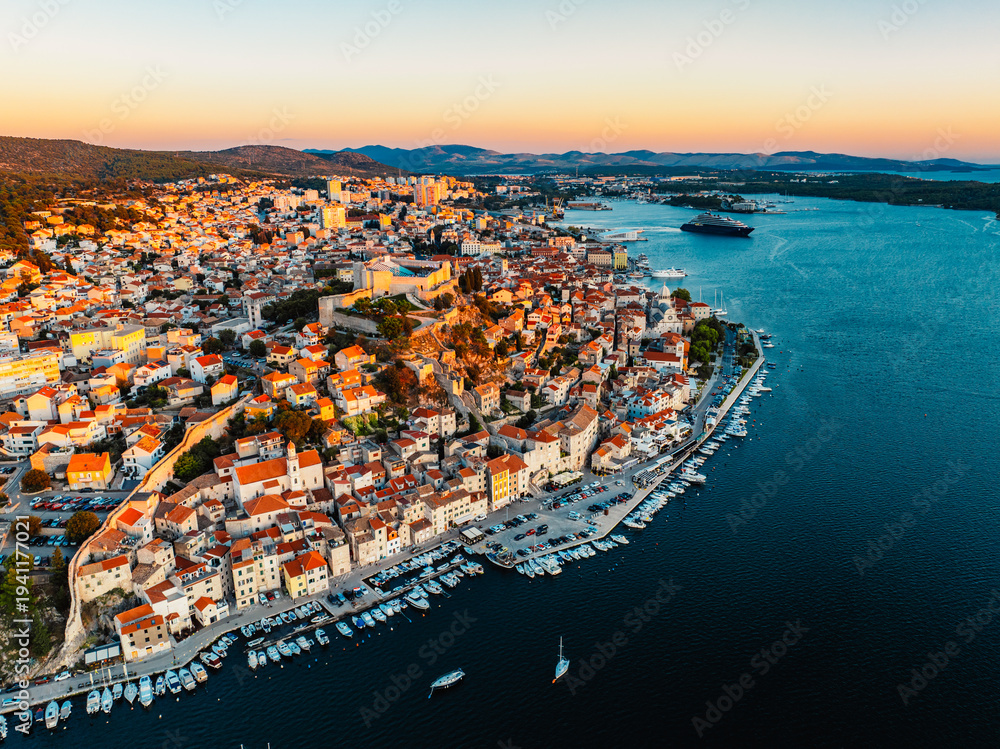 Fototapeta premium Aerial panoramic view of Sibenik old town and St. James Cathedral at sunset, with St. Michael's Fortress and the Adriatic sea, Dalmatia, Croatia.