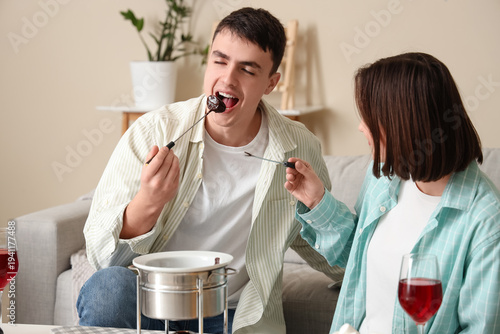 Young happy couple eating f...