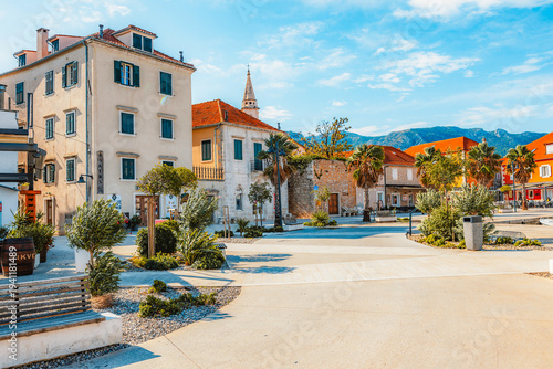 Foto Jelsa town on Hvar island, with traditional Dalmatian stone architecture and boats moored in the harbor, Croatia