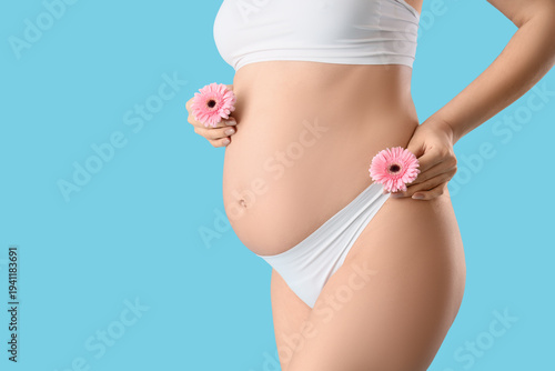 Young pregnant woman in und...